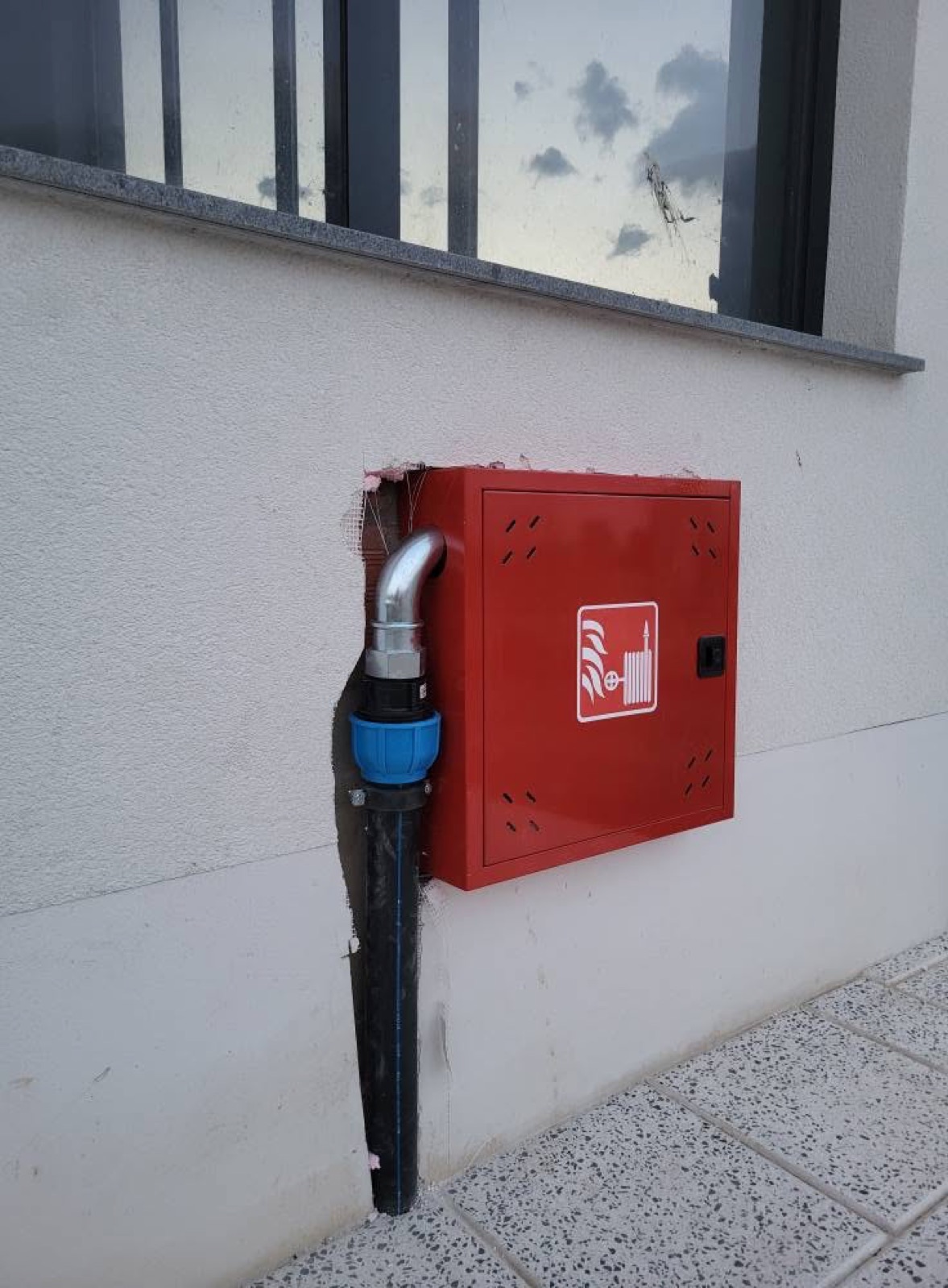 Kabineti i hidrantit i montuar në fasadë