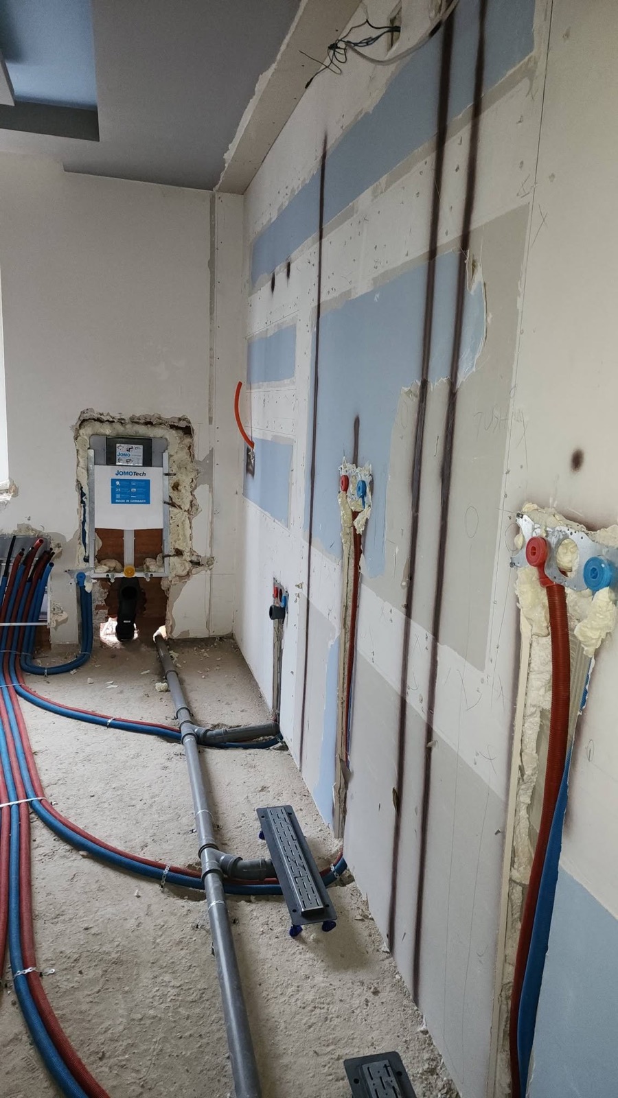 Tubacione të ujit dhe shkarkimit gjatë instalimit në banjo