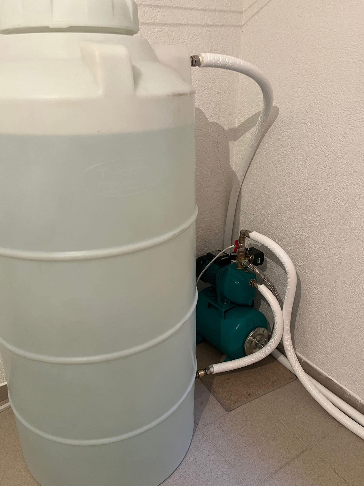 Pompë dhe rezervuar i sistemit të furnizimit me ujë