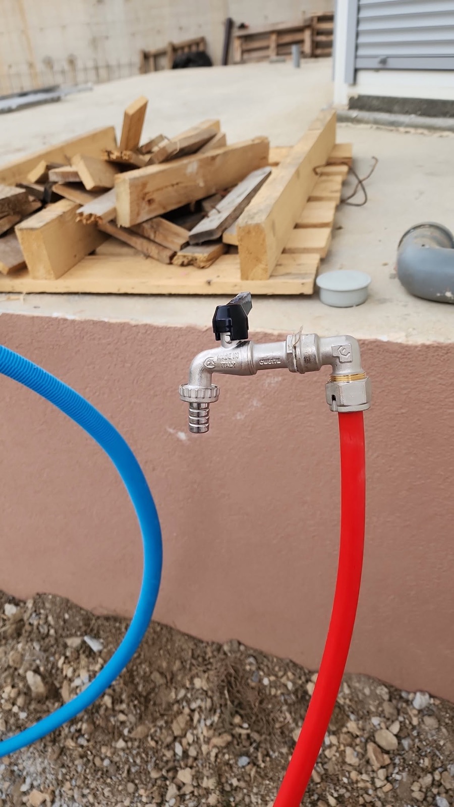 Rubinet i jashtëm i lidhur me tubacionin e furnizimit me ujë