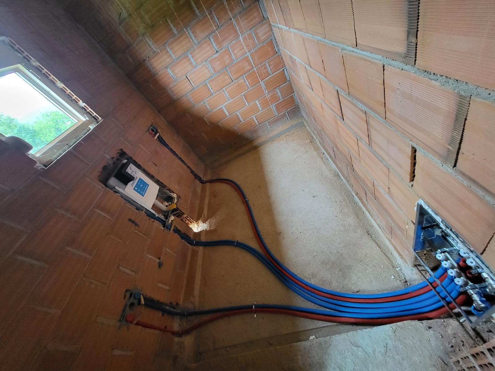 Tubacionet e ujit dhe shpërndarësi në fazën e instalimit